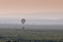 Safári de balão sobre gnus migrando, Reserva Nacional Masai Mara, Quênia — Fotografia de Stock