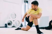 Hommes dans la salle de gym faire des exercices d'étirement — Photo de stock