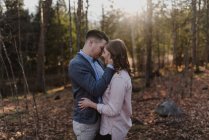 Casal jovem beijando na floresta, Ottawa, Canadá — Fotografia de Stock