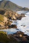 Vista ad alto angolo di scogliera e costa, Monterey, California, USA — Foto stock
