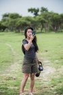 Asiatische junge Touristinnen fotografieren mit Smartphone und Kamera, Botswana, Afrika — Stockfoto