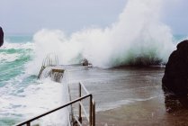 Мощные волны, Трамор, Уотерфорд, Ирландия — стоковое фото