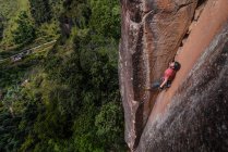 Rock climber climbing sandstone rock, elevated view, Liming, Yunnan Province, China — Stock Photo