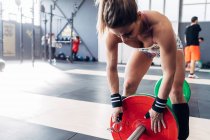 Жінка важкої атлетики штанга в спортзалі — стокове фото