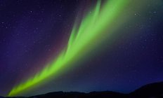 Aurora Borealis sopra la catena montuosa, Narsaq, Vestgronland, Groenlandia — Foto stock