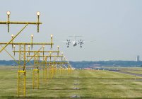 Flugzeug landet mit Landebahn-Landescheinwerfern, schiphol, nordenholland, niederland, europa — Stockfoto