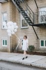 Frau in der Straße hält ein Bündel Luftballons, Boston, massachusetts, United States — Stockfoto