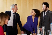 Бізнесмени та жінки обговорюють офісні зустрічі — стокове фото