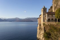 Ermida de Santa Caterina del Sasso, Lago Maggiore, Varese, Lombardia, Itália — Fotografia de Stock