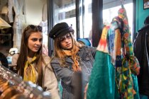 Freunde stöbern in Vintage-Klamotten im Secondhandladen — Stockfoto