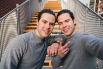 Jovens adultos gêmeos do sexo masculino treinando juntos — Fotografia de Stock