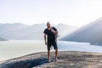 Portrait de jeune homme randonneur debout sur la montagne Malamute, Squamish, Canada — Photo de stock
