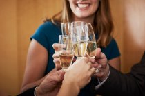 Бізнес команда, яка виховує тости шампанського на офісному святкуванні, обрізана — стокове фото