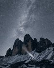 Person mit Licht in tre cime di lavadero, Dolomiten von Italien, Sexten, Italien — Stockfoto