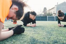 Fußballer in Plankenstellung auf dem Platz — Stockfoto