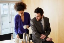 Femme d'affaires et homme prenant une pause café pendant la réunion de bureau — Photo de stock