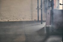 Пустое пыльное промышленное здание — стоковое фото