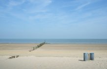 Papeleras y escolleras en la playa, Cadzand, Zelanda, Países Bajos, Europa - foto de stock