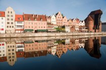 Edifícios refletidos na água, Gdansk, Polônia — Fotografia de Stock