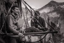 Dois alpinistas no portaledge, Liming, província de Yunnan, China — Fotografia de Stock