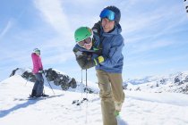 Padre e hijo jugando, Hintertux, Tirol, Austria - foto de stock