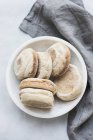 Draufsicht auf leckere englische Muffins in einer Schüssel — Stockfoto