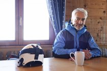 Homme prenant une pause café dans une cabane en rondins, Hintertux, Tyrol, Autriche — Photo de stock