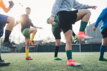 Fußballer wärmen sich vor Spiel auf — Stockfoto