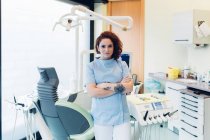 Retrato de dentista feminina em consultório odontológico — Fotografia de Stock