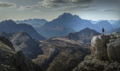 Arrampicatrice sulla scogliera guardando le catene montuose, Dolomiti, Cortina dAmpezzo, Veneto, Italia — Foto stock