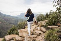 Vista trasera de la joven turista explorando Tres Rondavels, Mpumalanga, Sudáfrica - foto de stock