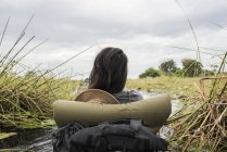 Vista posteriore del turista femminile sul delta dell'Okavango, Botswana, Africa — Foto stock