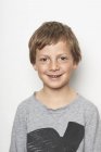Портрет мальчика, смотрящего в камеру и улыбающегося — стоковое фото