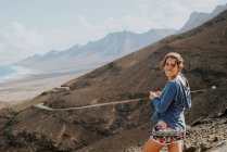 Frau genießt Blick auf das Meer, Corralejo, Fuerteventura, Kanarische Inseln — Stockfoto