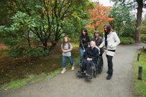 Famille multi-génération avec femme âgée en fauteuil roulant — Photo de stock