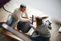 Couple assemblant les meubles de paquet plat — Photo de stock