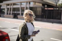 Woman in sunglasses walking on street, Cape Town, South Africa — Stock Photo