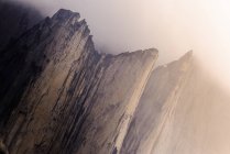 Угловой вид на горы Налумасорток в тумане, Вестгронланд, Гренландия — стоковое фото
