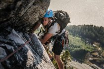 Uomo trad arrampicata al Capo, Squamish, Canada — Foto stock