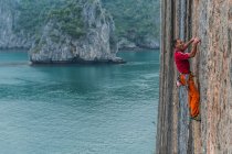 Escalador de rocha em rocha calcária, Ha Long Bay, Vietnam — Fotografia de Stock