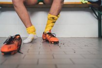 Fußballerin in Fußballschuhen in Umkleidekabine — Stockfoto