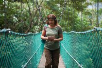 Turista na ponte, KL Forest Eco Park, Kuala Lumpur, Malásia — Fotografia de Stock