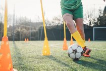 Fußballspieler dribbelt Ball — Stockfoto