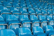 Vista de asientos azules en fila en el estadio - foto de stock