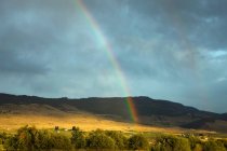 Regenbogen über malerischer Landschaft, britisch Columbia, Kanada — Stockfoto