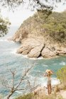 Femme sur le littoral regardant la vue, Tossa de mar, Catalogne, Espagne — Photo de stock