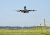 Avión despegando, Schiphol, Holanda del Norte, Países Bajos, Europa - foto de stock