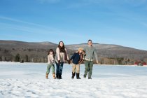 Сім'я, що йде снігом — стокове фото