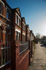 Extérieurs de la maison contre le ciel bleu en ville, Royaume-Uni — Photo de stock