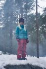 Ritratto di giovane ragazza, in piedi in mezzo alla neve, paesaggio rurale — Foto stock
